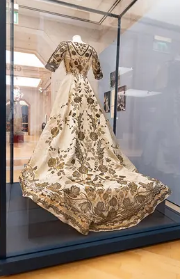 تنها لباس باقی‌مانده ملکه الیزابت  اول در لندن به نمایش گذاشته شد.