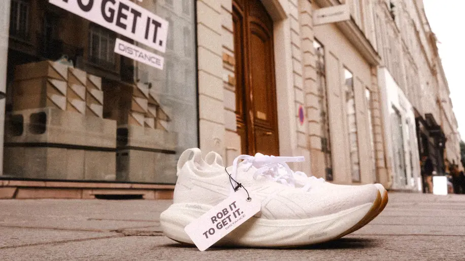 یک فروشگاه دوی پاریس به نام به مشتریان اجازه داد تا کفش بدزدند
