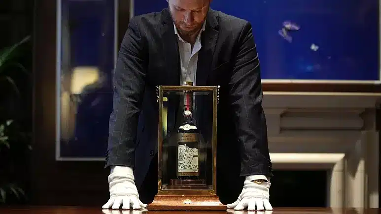 یک بطری ویسکی اسکاچ در حراج ساتبیز لندن به قیمت ۲ میلیون و ۲۰۰ هزار پوند فروخته شد