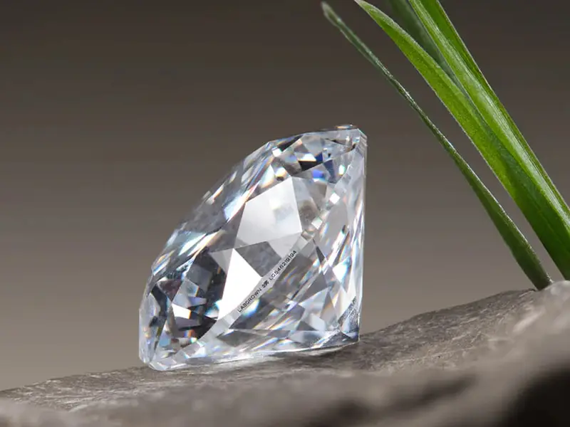 آخرین روش درآمدزایی بارسلونا؛ الماس ۱۵ هزار یورویی ساخته‌شده از کربن چمن نوکمپ
