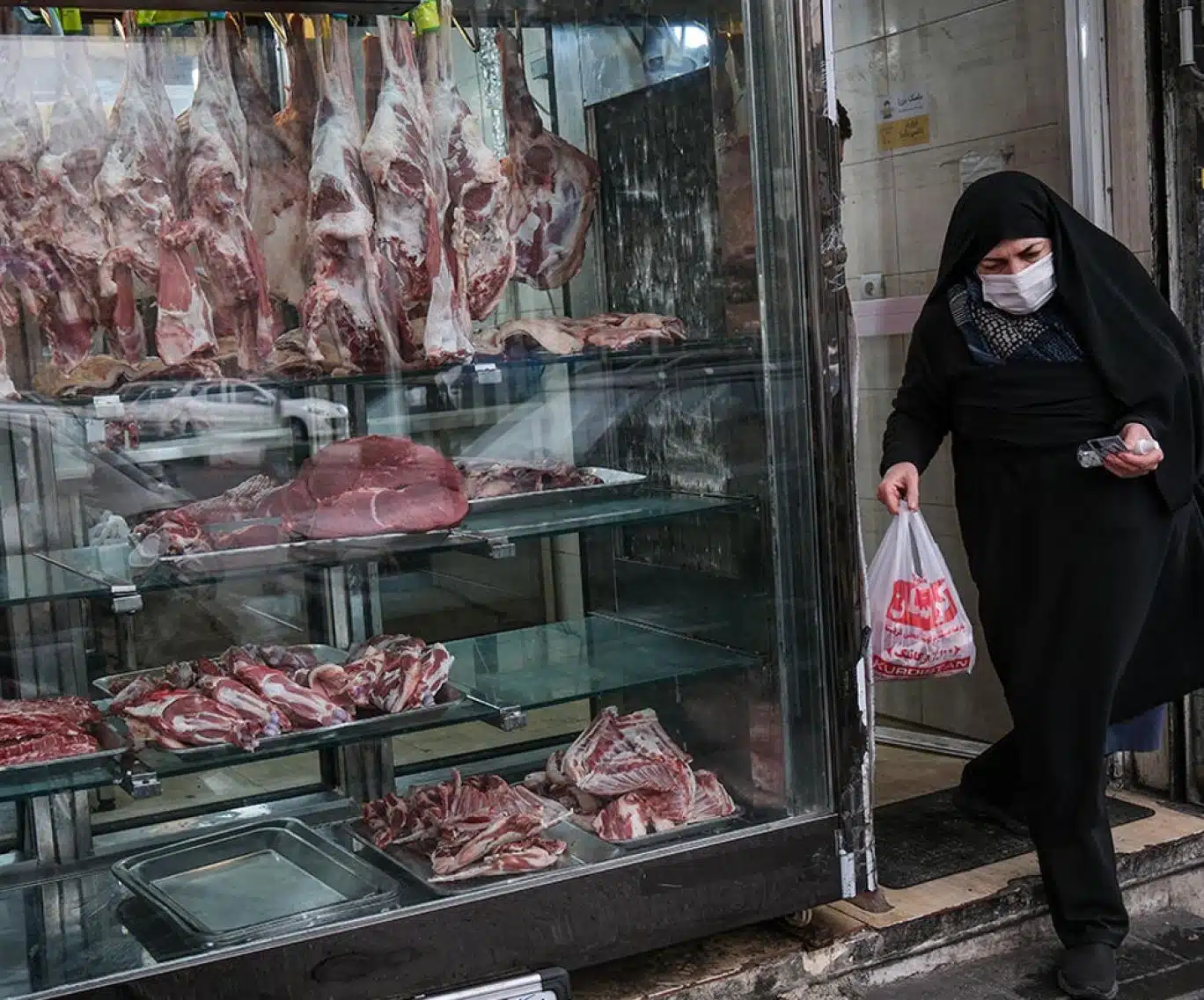 کارگران و بازنشسته‌های ایرانی طی یک سال فقط ۷۰۰ گرم گوشت قرمز می‌خورند