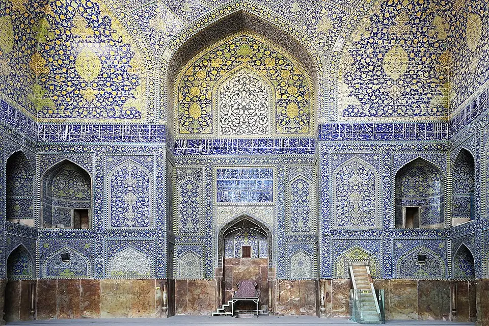 میراث آبی‌رنگ سرزمین پارس؛ از تندیس فیروزه‌ای آتوسا تا کاشی‌های لاجوردی اصفهان