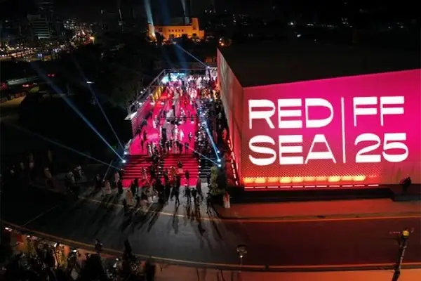 از جانی دپ تا آنتونی هاپکینز؛ چرا ستاره‌ها این روزها راه جده را در پیش گرفته‌اند؟